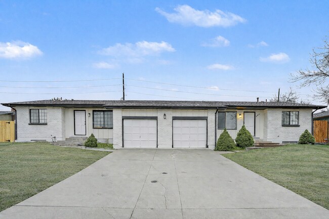 Building Photo - Renovated Duplex Available in Arvada!