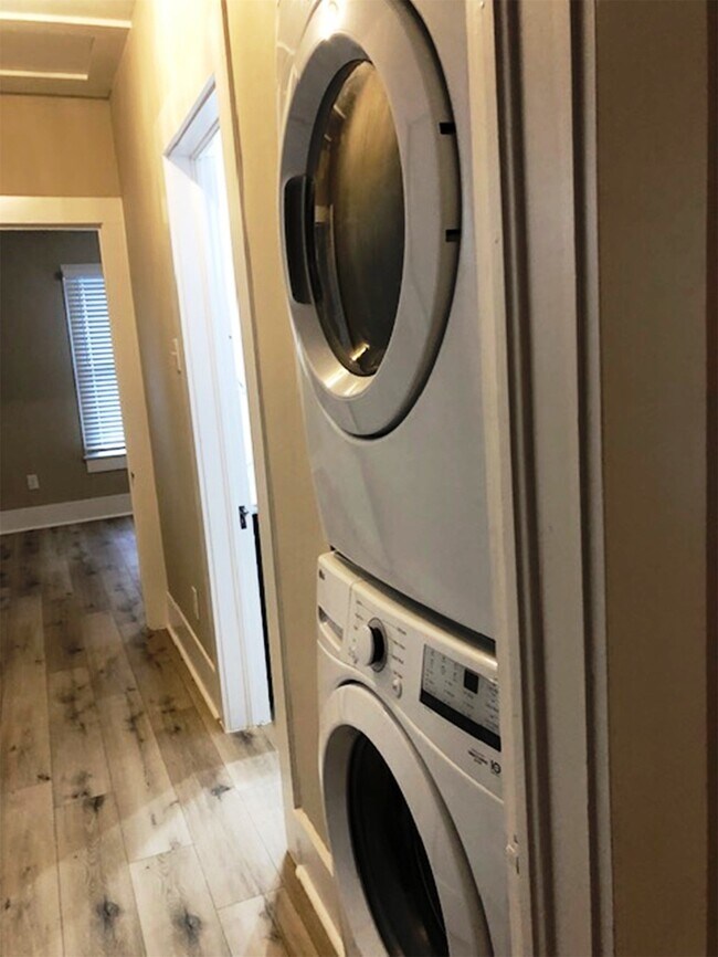 Building Photo - 3022 School St