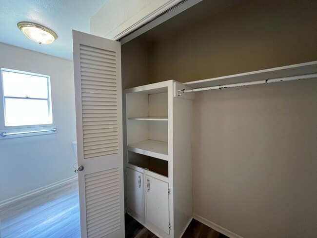 Building Photo - SPACIOUS SOUTHSIDE DUPLEX!