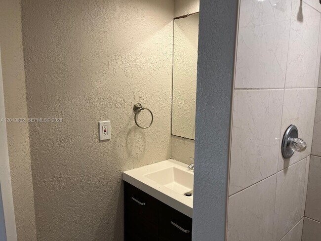 Building Photo - 8020 N Colony Cir