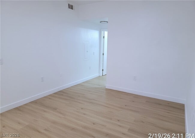 Building Photo - 3400 Cabana Dr