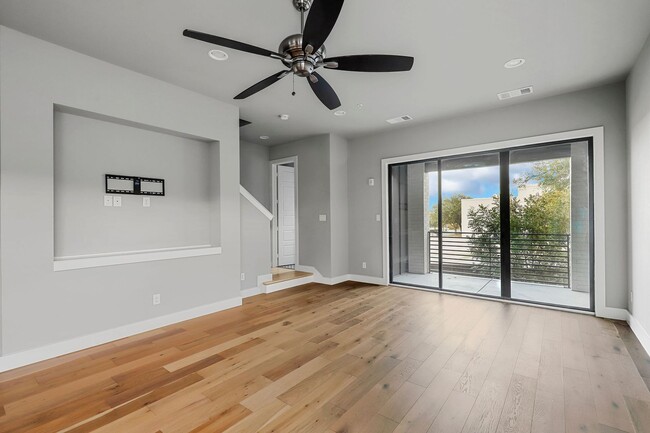Building Photo - Stunning 3 Bedroom 3.5 Bathroom Townhome i...