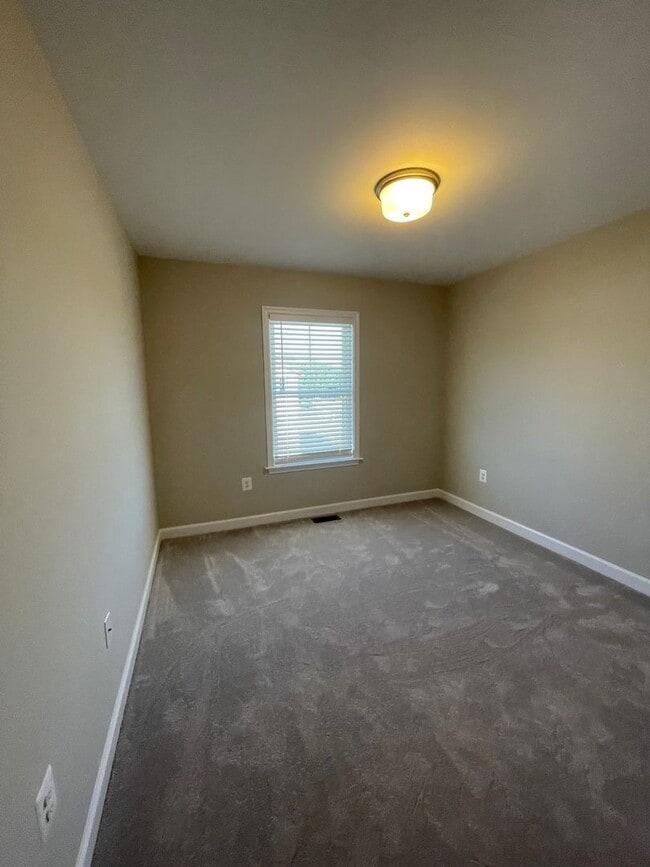 Building Photo - Spacious Luxury Townhome! Outstanding Location!