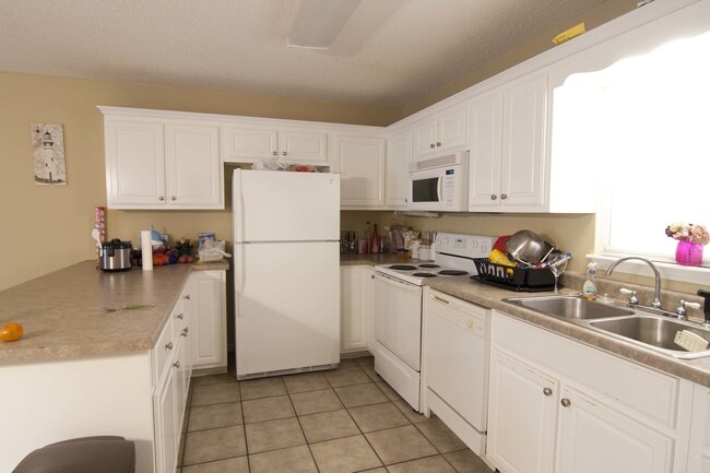 Building Photo - Quarter Condo