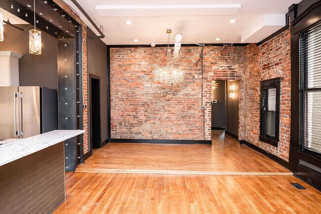 Building Photo - 275 S Limestone