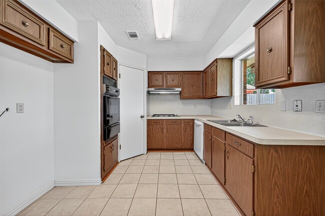 Building Photo - 8511 Collingdale Rd