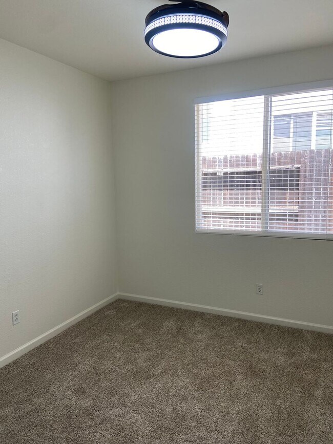 Building Photo - East Roseville - Near Olympus Point - 3 Bdrm, 2 Bath