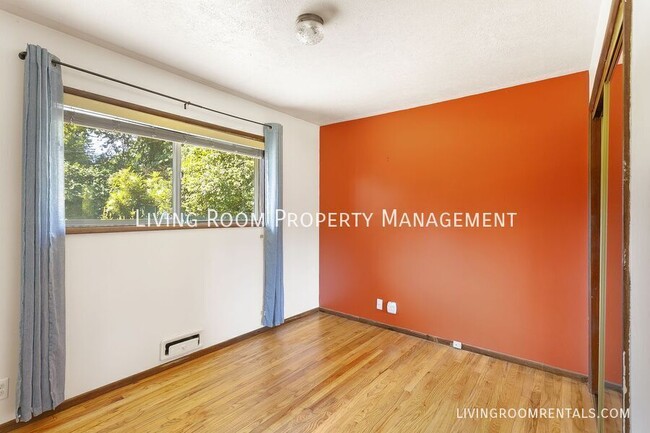 Building Photo - 11736 NE Eugene St