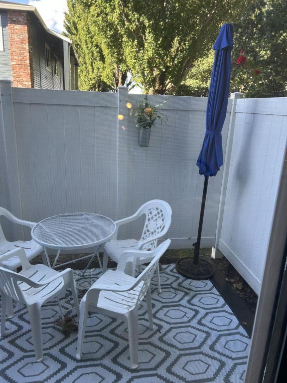 Building Photo - 2215 Poplar Dr