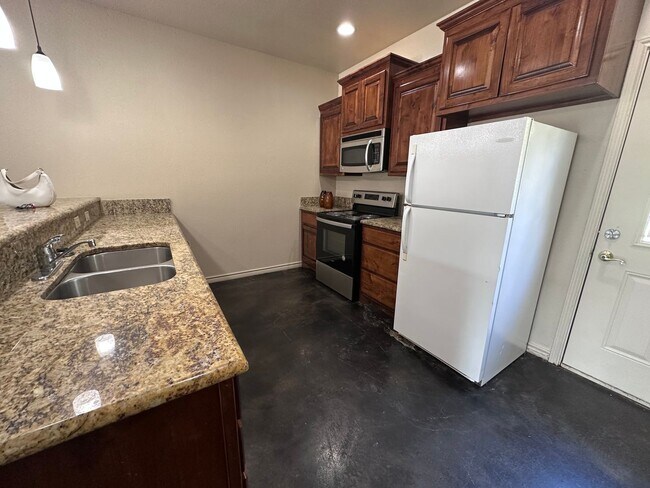 Building Photo - Spacious 4/4 House Near Baylor Campus with...