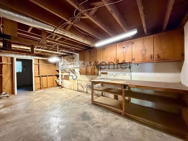 Building Photo - 1406 Highland Way