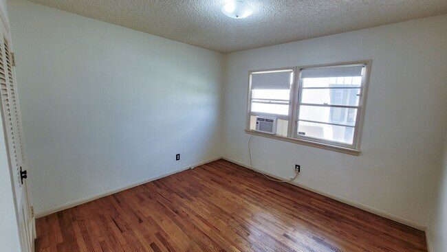 Building Photo - 1 Bed 1 Bath House Available Now!