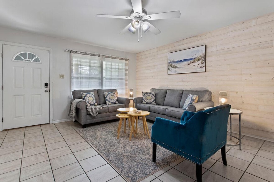 Building Photo - 805 Lewis Ave