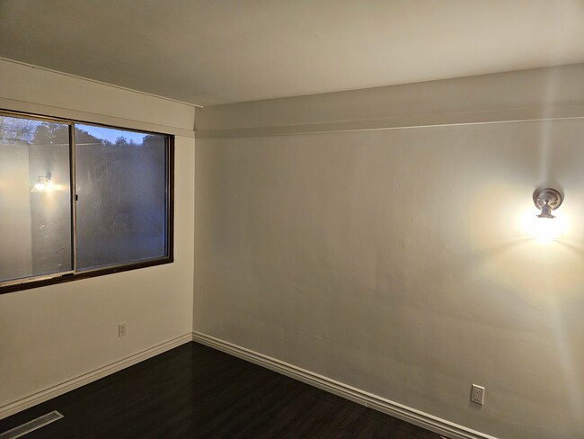 bedroom 2 upstairs - 3657 Broadmoor Blvd