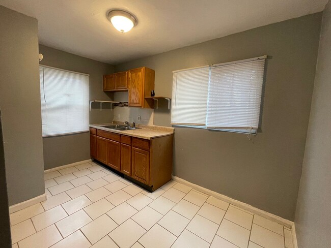 Building Photo - Cozy 2 Bedroom/ 1 Bathroom Home in Gary, IN