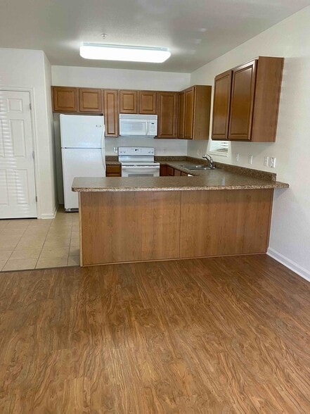 KITCHEN/LIVING - 1212 Walnut Ave