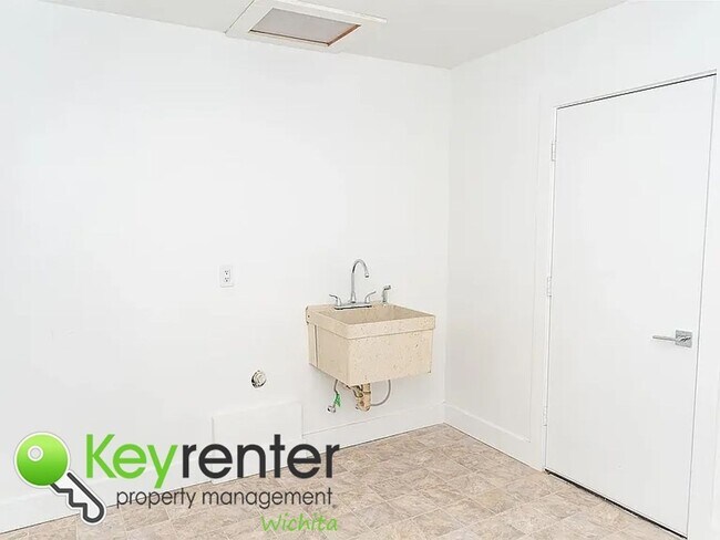 Building Photo - NOVEMBER FREE RENT!! Spacious 4-Bedroom / ...