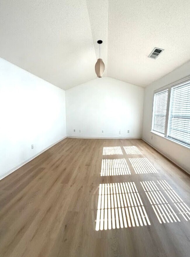 Building Photo - LOCATION!  Close to the outlet Malls and D...