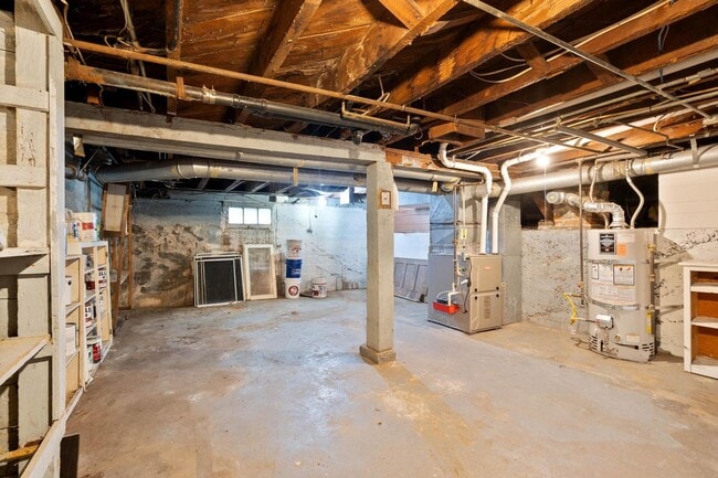 Building Photo - Spacious, light-filled 3-bdrm/2-bath vinta...