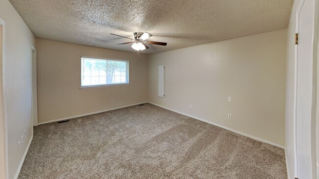 Building Photo - Very Nice 3 Bedroom 2 Bath Home in Yukon Schools