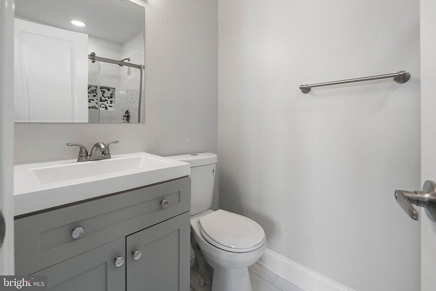 Building Photo - 202 Adams St NE