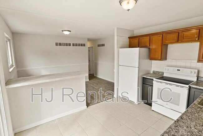 Building Photo - 650 Sherwood Dr