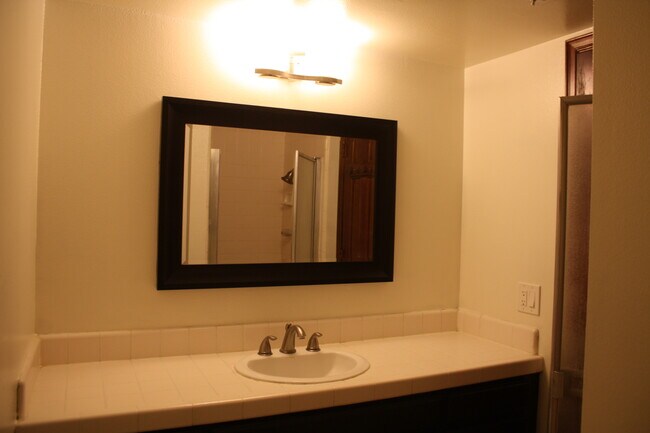 Building Photo - Los Caballeros #007