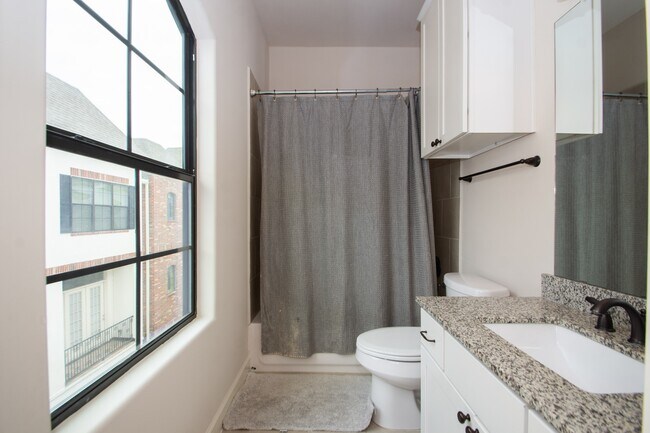 Building Photo - 1404 W 26th St