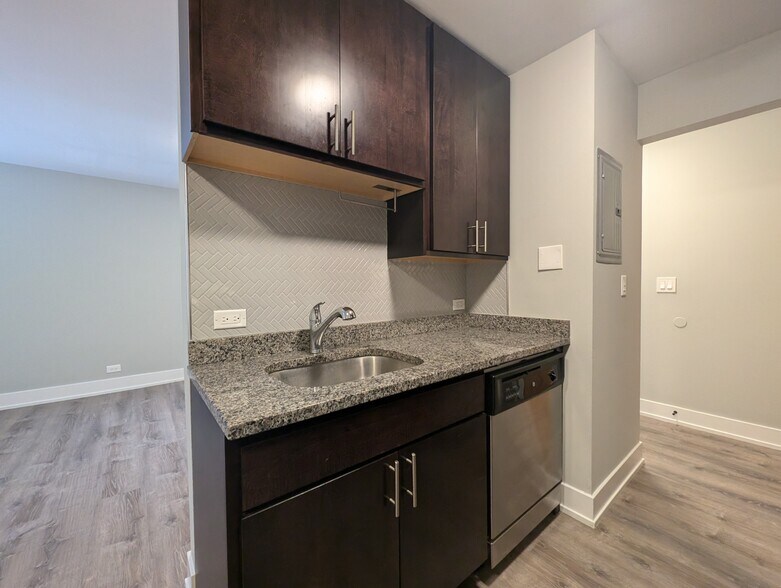 Building Photo - 542 W Surf St