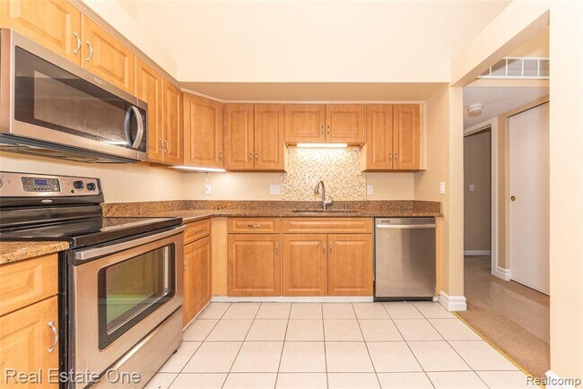 Building Photo - 61186 Greenwood Dr