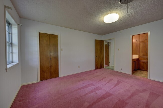 Building Photo - 915 Farmers Rd