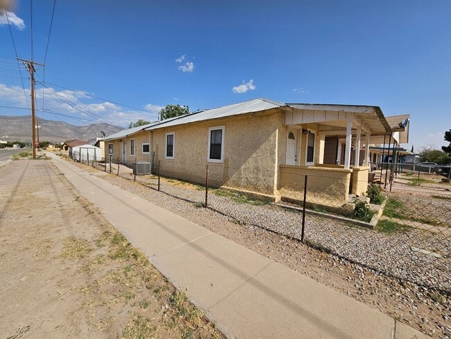 Building Photo - 2 Bedroom/2 Bath Home with Refrigerated Ai...