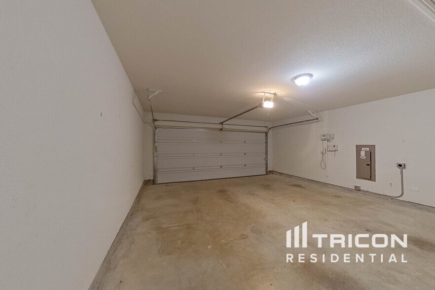 Building Photo - 1214 Cres View Dr