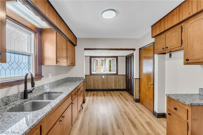 Building Photo - 6800 Kazimier Ave