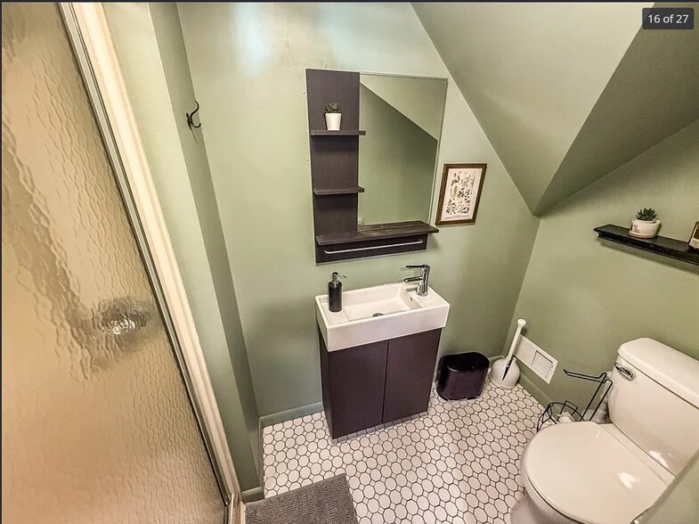Full bathroom 3rd floor - 347 Spahr St