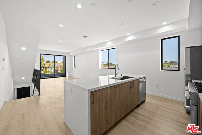 Building Photo - 2123 Cloverdale Ave