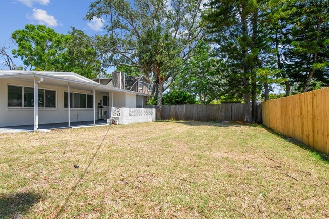 Building Photo - 695 Sunset Dr