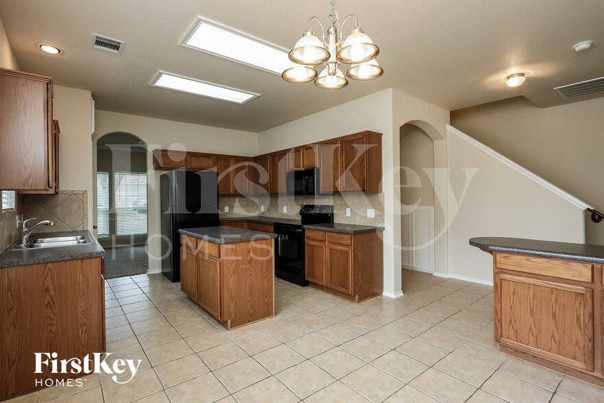 Building Photo - 101 Happy Tr