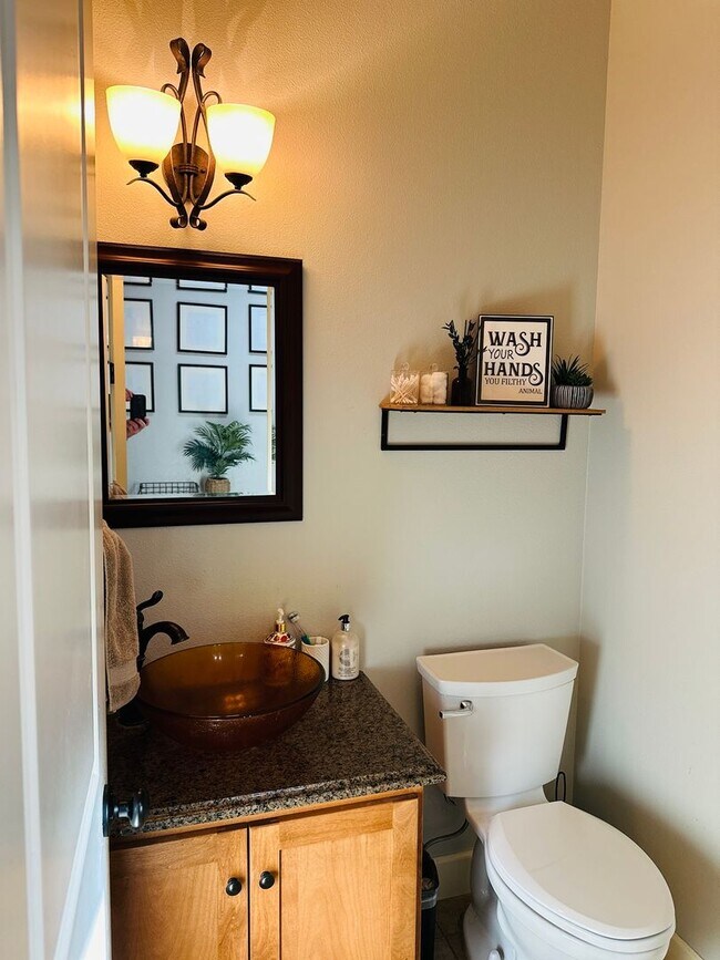 Building Photo - Charming Home in Great Location