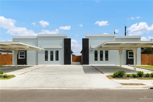 Primary Photo - 11 Deluxe St