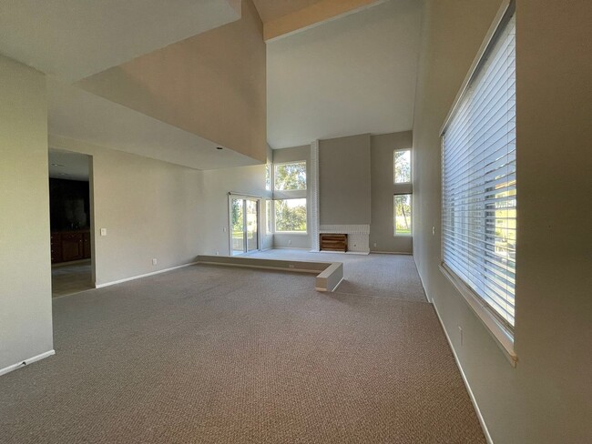 Building Photo - Impeccable end-unit La Mancha townhome in Mission Viejo