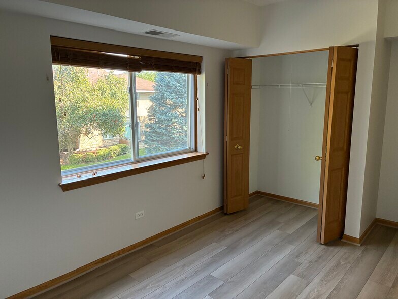 Building Photo - 927 Elderberry Cir
