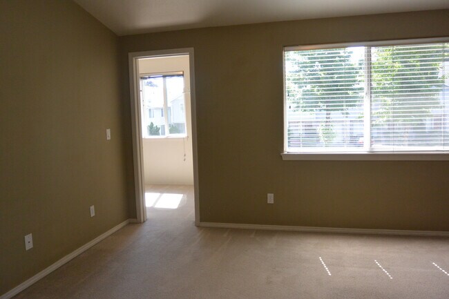 Building Photo - 5546 NE 89th Ave