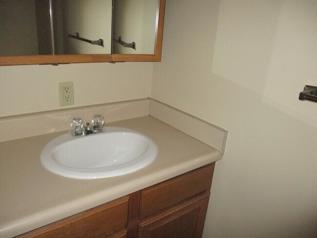 Building Photo - New Listing!!! 2 Bedroom Townhouse in Albion!!!