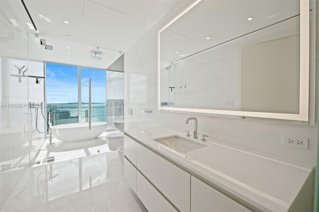 Building Photo - 300 Biscayne Blvd Way
