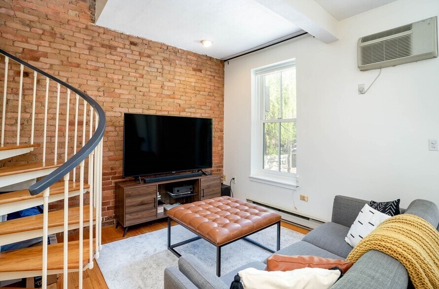 Building Photo - 209 W Newton St