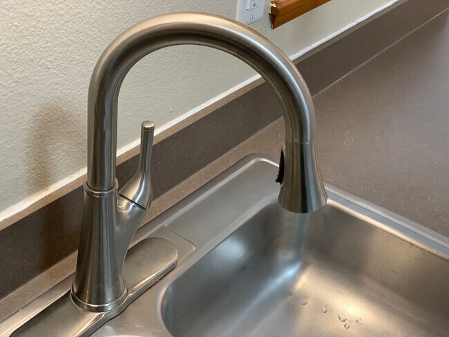 Building Photo - 4 Bed, 2 Bath Twinhome in South Fargo!