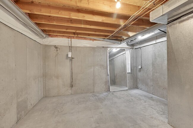 Building Photo - $1,950- 2 Bed, 2 Bath Townhouse in Denver with Washer and Dryer!