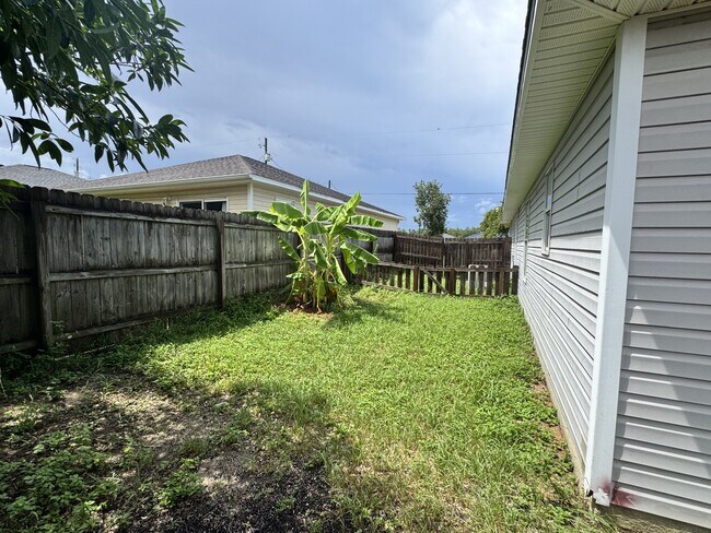 Building Photo - 322 Apple Dr
