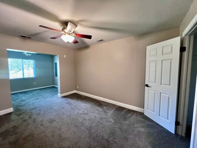 Building Photo - 684 Orangewood Dr